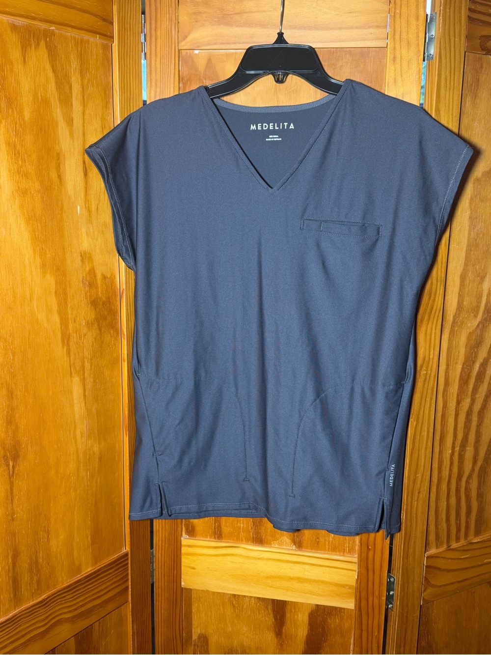 Medelita V-Neck Medical Scrub Top in Dark Gray|Sz S